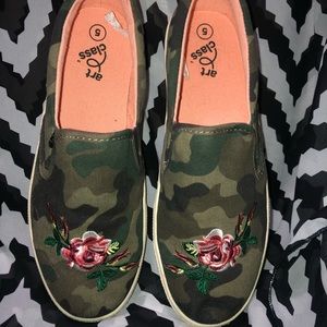 Cute flower embroidered camo slip on sneakers
